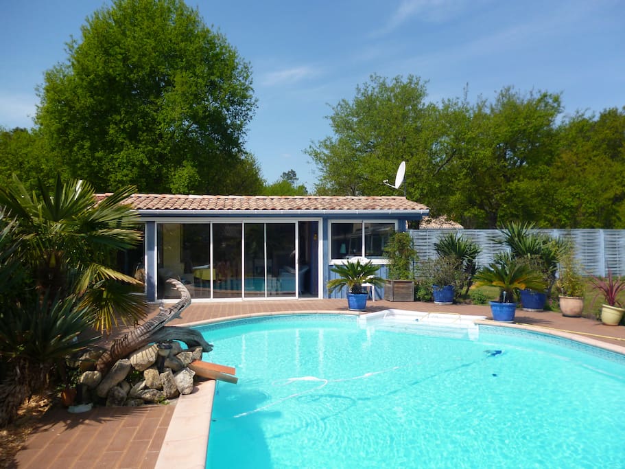 piscine et vue sur la cuisine d'été