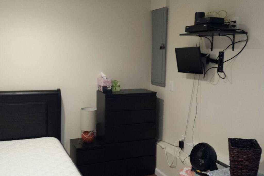 TV fios.queen size bed and dresser