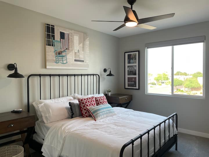 Segundo dormitorio con colchón Leesa Premium King y mesita de noche/escritorios extragrandes. 