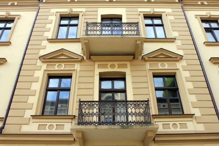 OLD TOWN STUDIO 5 min walk > MAIN train/bus/square