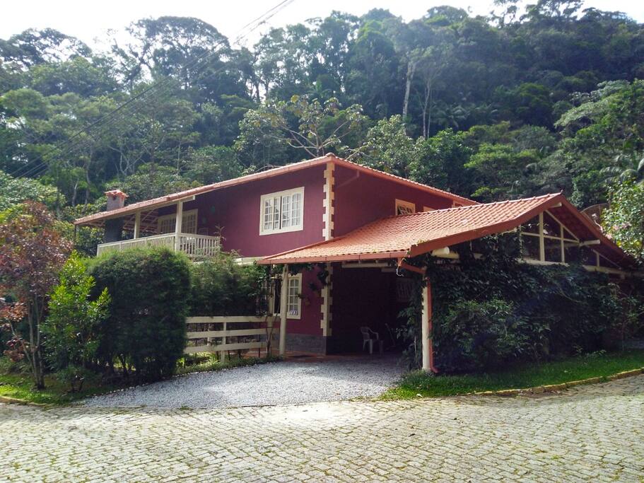Na garagem cabem três carros e no outro lado da casa mais três