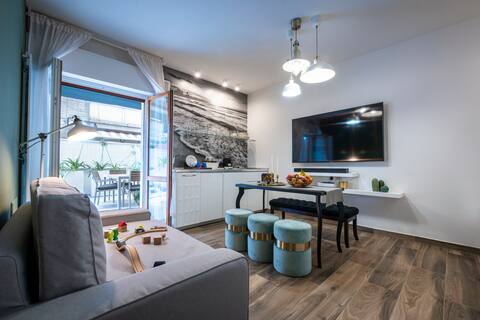 ALGA- 5 Star Boutique Apartment Steps from the Sea