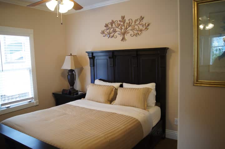 غرفة نوم في الطابق العلوي #1