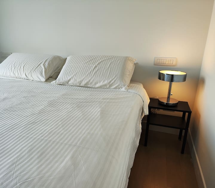 חדר 

1 מזרן נוח, מצעים רכים וארבע כריות, שתיים מהן בנוף טבעי עם ספוג זיכרון.
