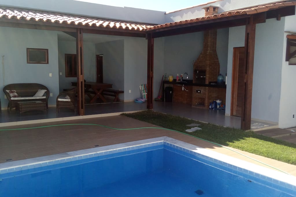 Area de lazer com churrasqueira e um ventinho muito bom que vem direto da praia.