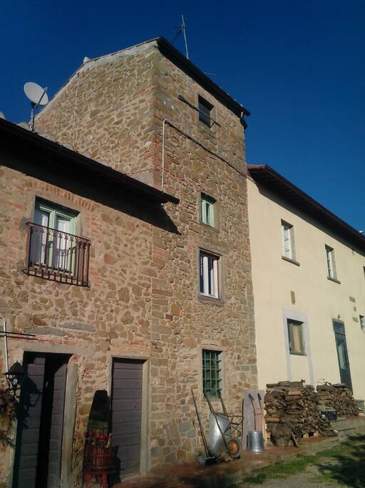 la casaccia che è composta da una torre del 1000dc,la casa bianca che è del 1700 e la casa in pietra costruita sui resti delledificio del maniscalco che qui ha lavorato fino agli anni cinquanta.