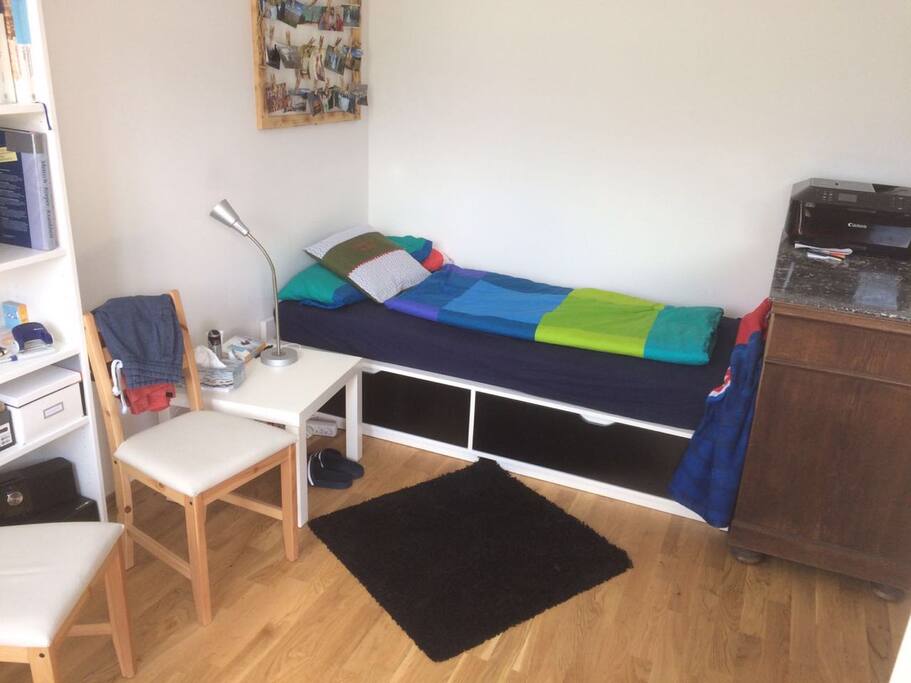 Bett mit Blick von der Balkontüre