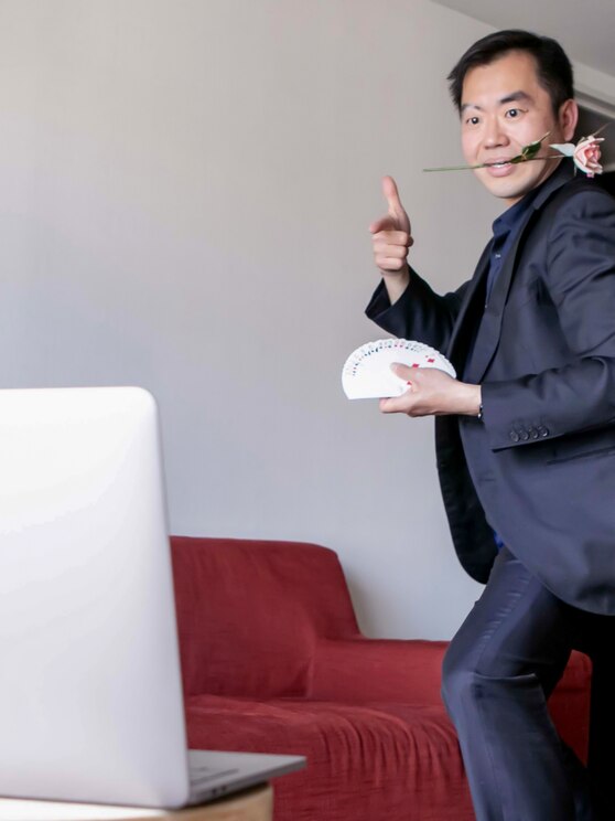 Show full-screen, host-provided image