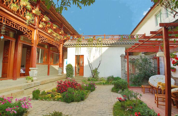2 nights free pick-up pick-up train free parking: kitchen: gym: chess room: laundry, sunny, ancient city south gate garden sunny bed room