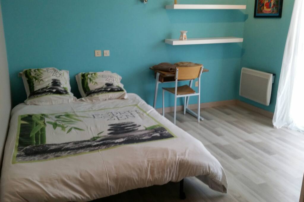 Chambre mise à disposition avec bureau, placard et télévision