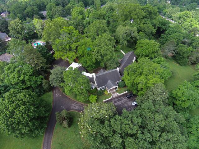 $4M – 9,000ft Belle Meade Estate w/ Pool gallery image 2