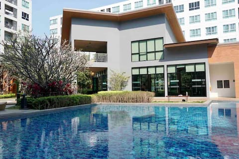 D Condo Nim 2 bedrooms 2 bathrooms, huge swimming pool, near Chiang Mai's largest mall, CF, train st