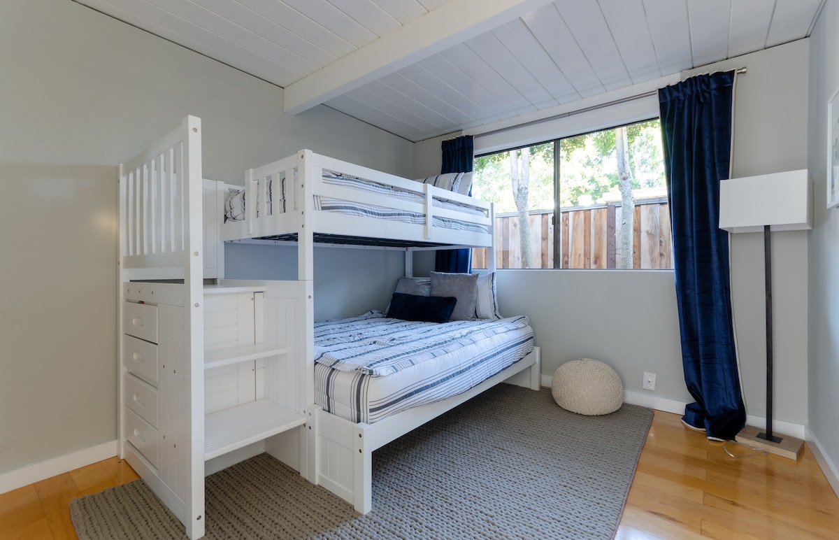 Pored glavnog apartmana nalazi se soba na kat s bračnim krevetom na vrhu i bračnim krevetom na dnu. Zavjese su također zamračene i prostorija je tamna.