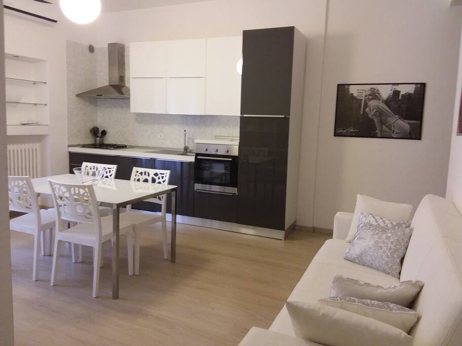 Cucina ben arredata con ingresso al terrazzo