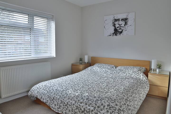 Beautifully renovated modern home with king-bed