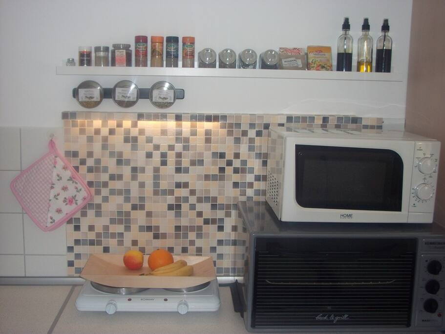 Mikrowelle, E-Kochplatten und Backofen vorhanden