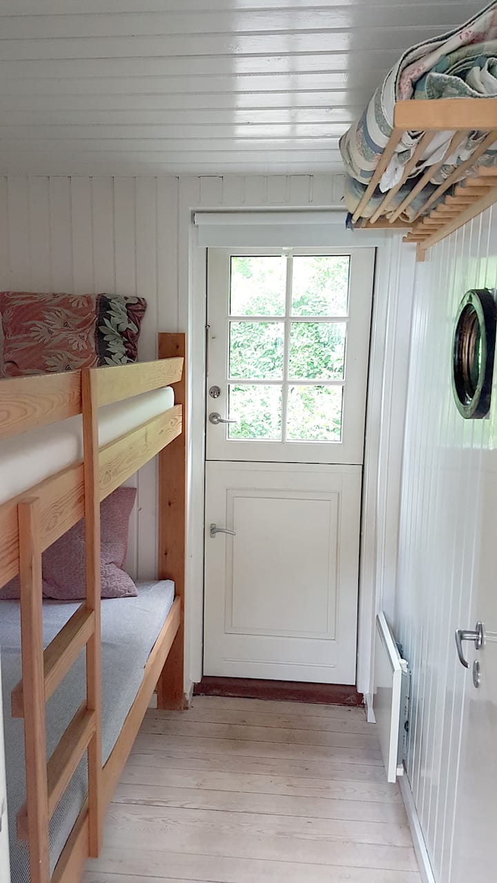 小房间配有双层床，可通往花园。