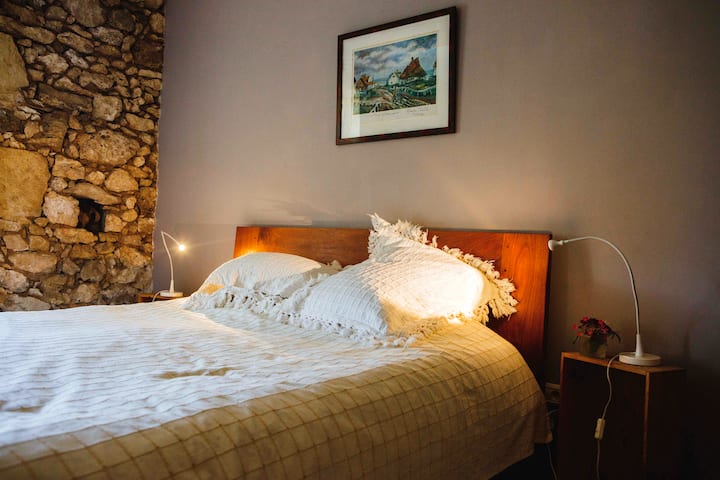 Chambre double (numéro 3) avec salle de bain attenante, premier étage