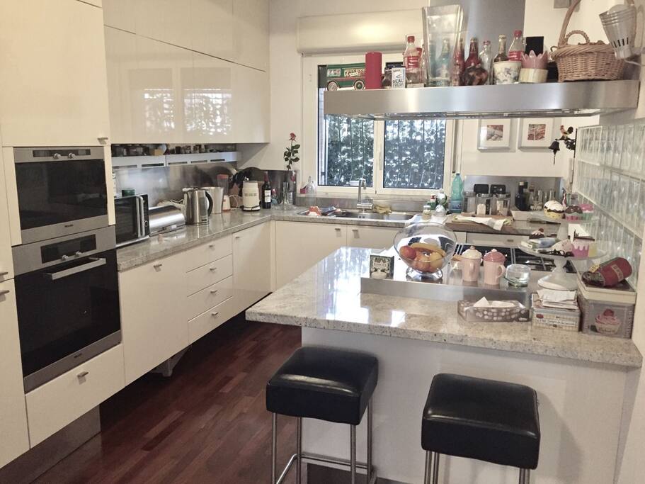 Ampia cucina con piano cottura separato ed ogni genere di stoviglie e accessori per colazioni, pranzi e cene.