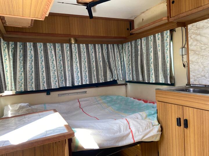 Трејлерот со брачен кревет (широк 125 - 149 см) овде и единечен кревет