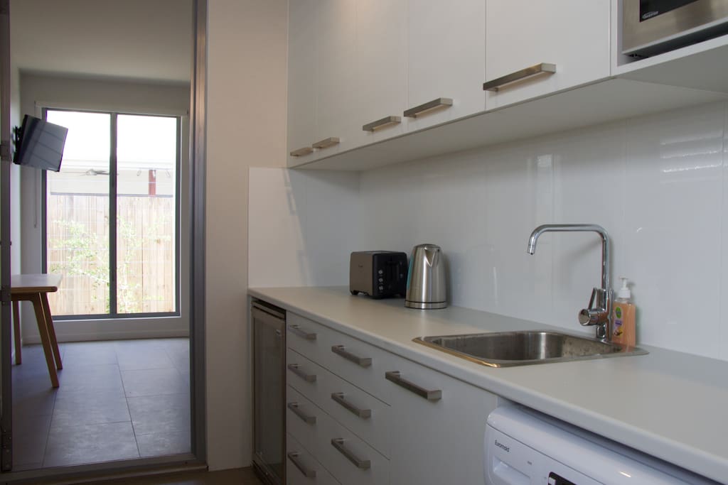 Kitchenette, including washing machine and clothes line