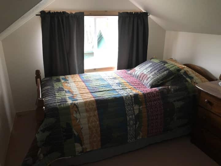 หนึ่งในสองเตียงในห้องนอน #4 (ชั้นบน)