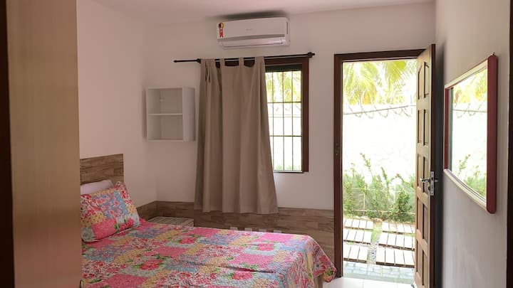 Dhomë me dy krevate me një kuti, të cilat së bashku formojnë një krevat Quenn, Air Split, ventilator, dollap me dy dyer me pasqyra, dy tavolina pranë krevatit, perde të errëta, pasqyrë, trung pouf, derë me hyrje në ambientin e jashtëm privat me kopsht dhe dush.