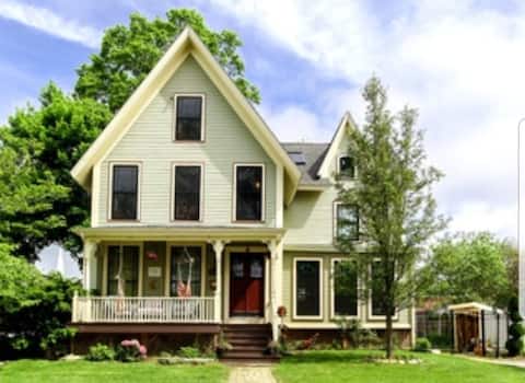 1863 Mystic Victorian, Private Guest Suite & Bath