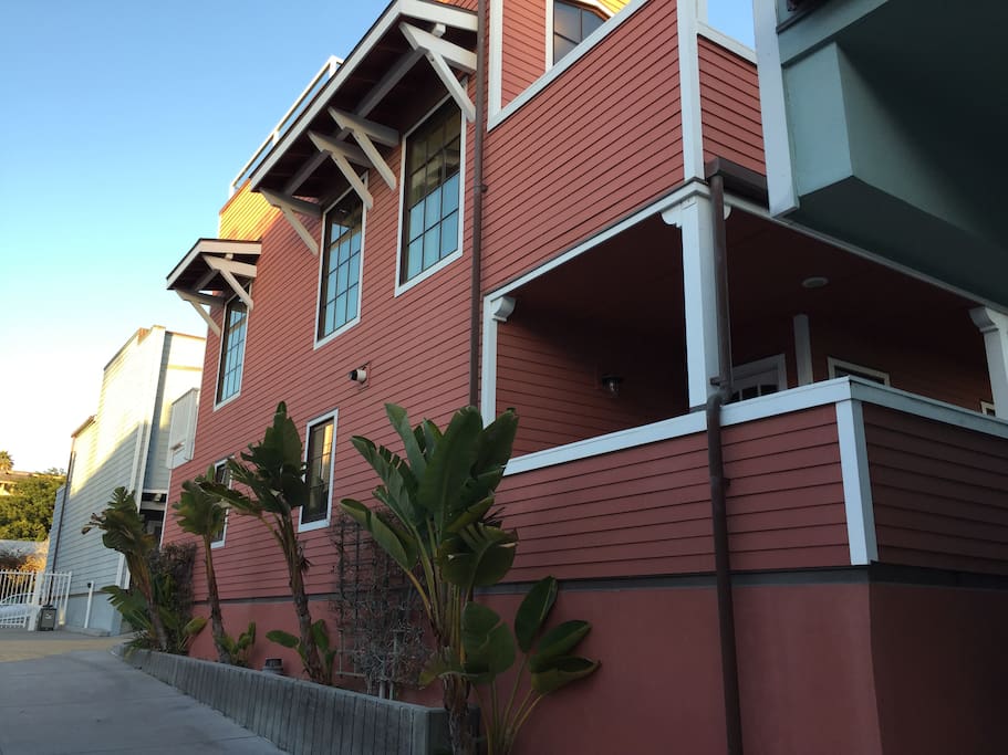 Side condo unit provides windows on three sides. Good light and sun exposure