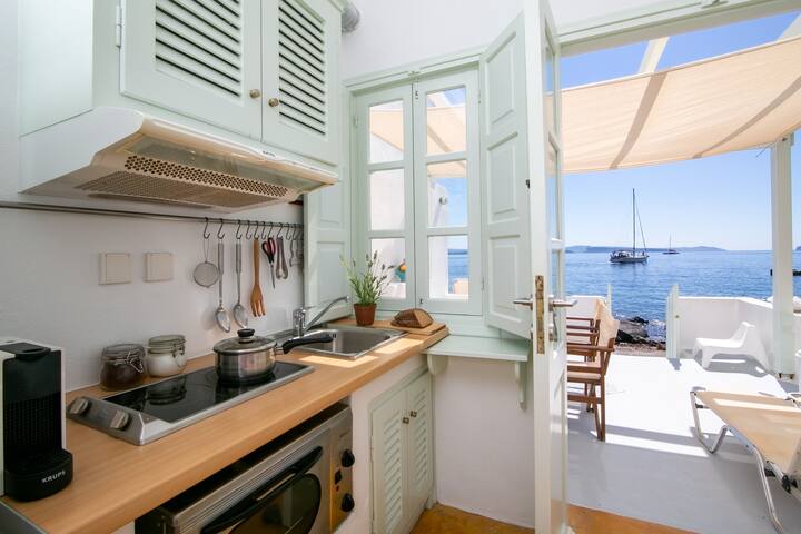 Armeni Beach House – with private boat service! gallery image 4