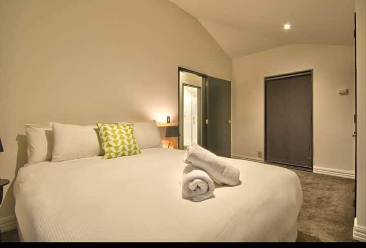 Спална соба 3 е 1 брачен кревет (широк 180-220 см)