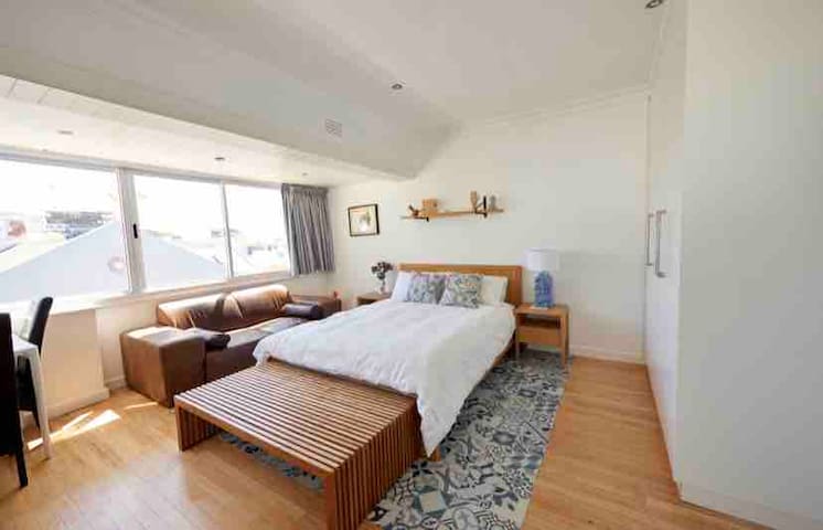 BRIGHT MODERN GREEN POINT CENTRAL  STUDIO