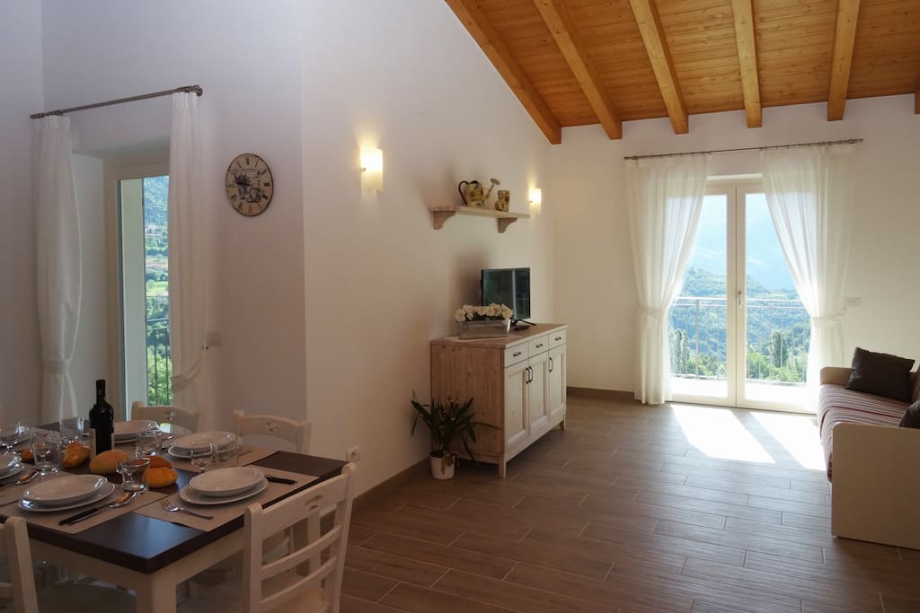 Soggiorno con cucina - Living room with kitchen