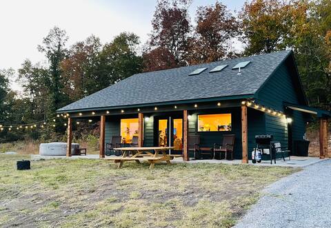 Modern Cabin w/Pool & Hot Tub