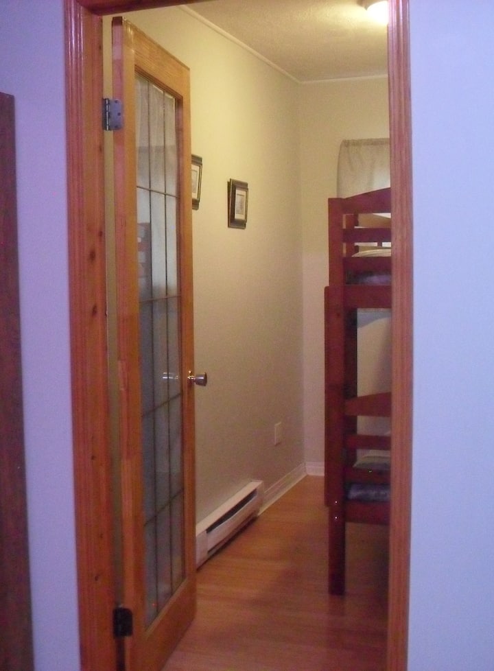 דלת כניסה 36אינץ 'לחדר עם מיטת קומותיים עם מקום ל -2 אנשים וארון פינתי קטן לבגדים.