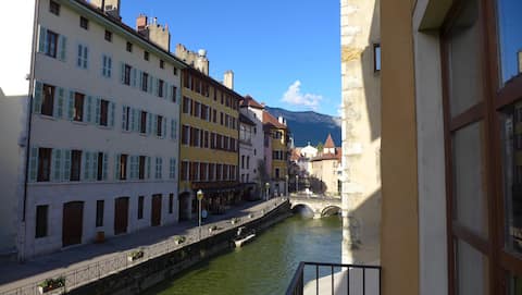 Old city of Annecy - apartment overlooking the canal