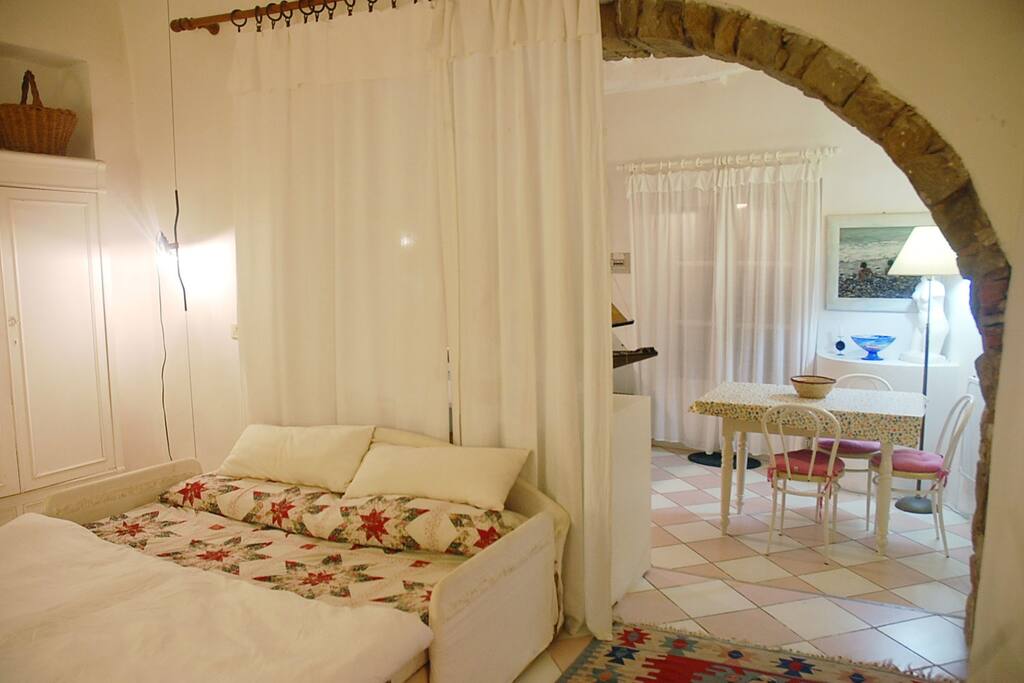 Veduta della cucina dalla stanza da letto
