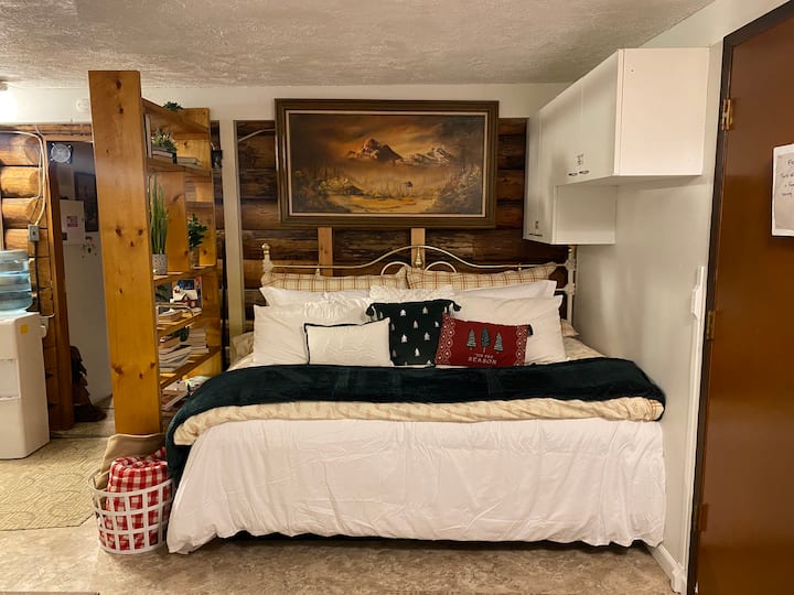 يقع سرير كوين في الغرفة متعددة الأغراض.