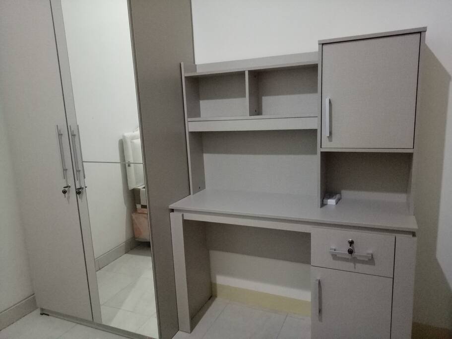 lemari dan meja belajar