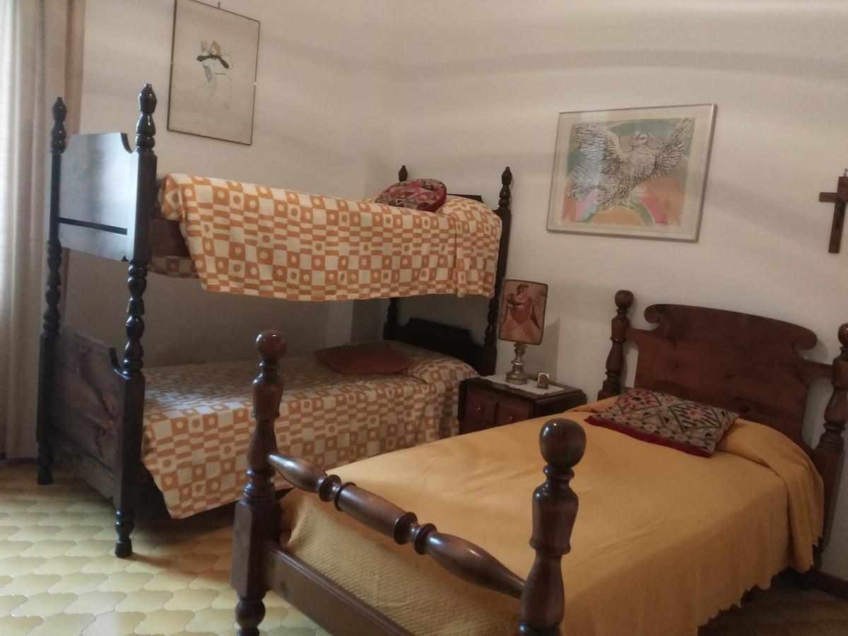 Chumba cha watu watatu na bafu - 
picha ya 2...moja ya vitanda inaweza kuwa ya hiari