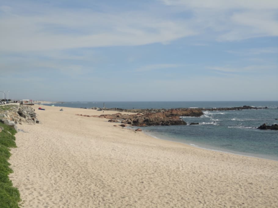 Praia a 300 metros com bandeira azul