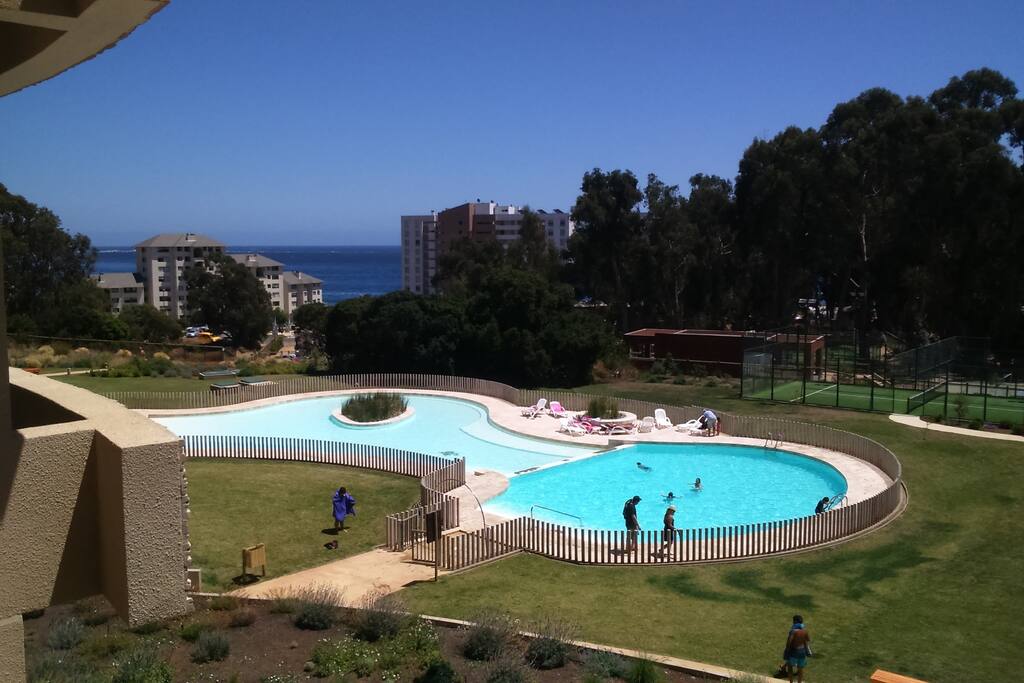 2 piscinas al aire libre, las cuales poseen diferentes niveles de altura para grandes y chicos.