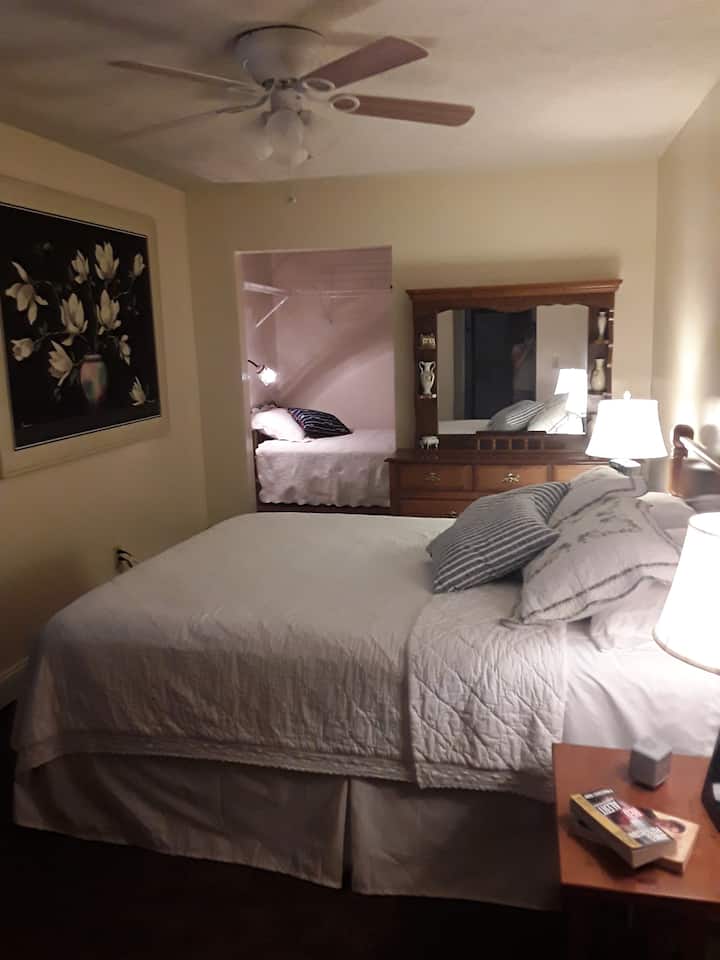 标准双人床卧室，后面设有双人床。