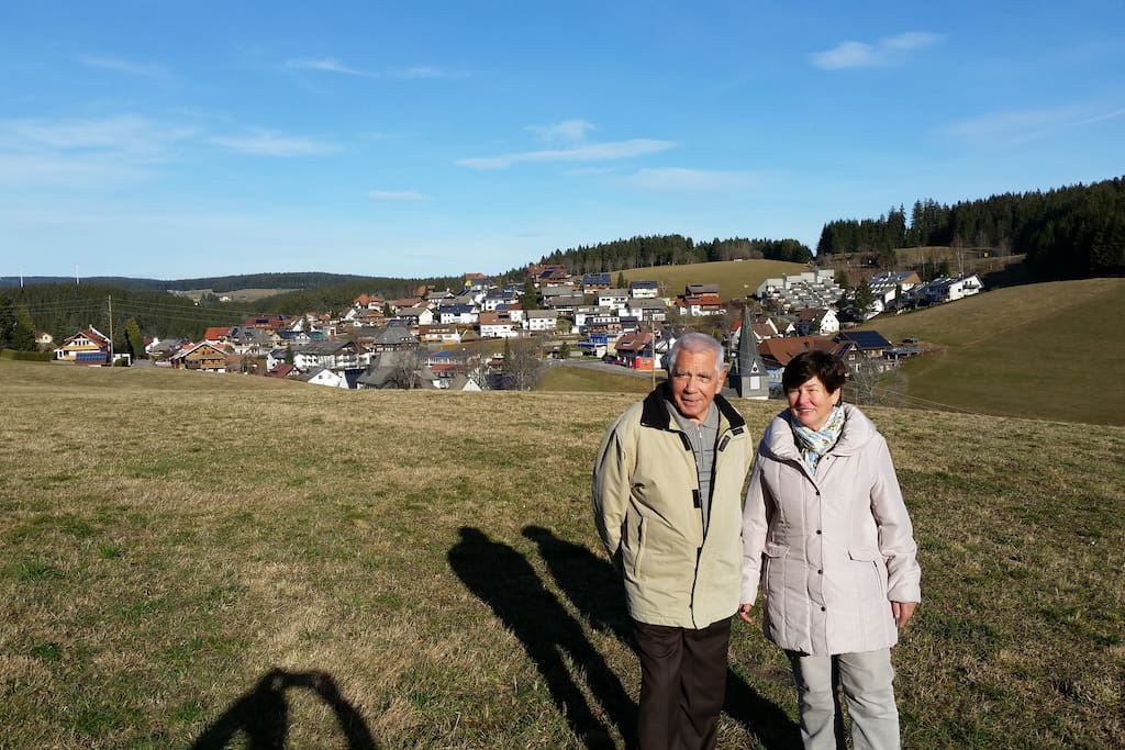 Gastgeber Max und Erika Rombach mit Blick auf Neukirch
