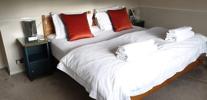 Una habitación recientemente reformada con ropa de cama de la mejor calidad
Todos los enchufes tienen USB. 
Una elección de almohadas 
Selección completa de toallas 
Cortinas de terciopelo nuevas, persianas opacas, alfombras 
En el escritorio/tocador, un espejo de maquillaje y muchos extras 

