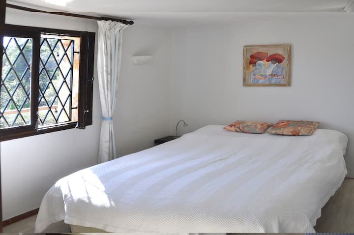 ダブルベッド（ 140 x 200 cm ）とスイートバスルームを備えたベッドルーム2