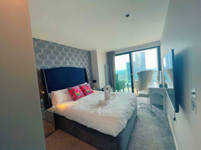 penthouse with skyline views gallery image 4