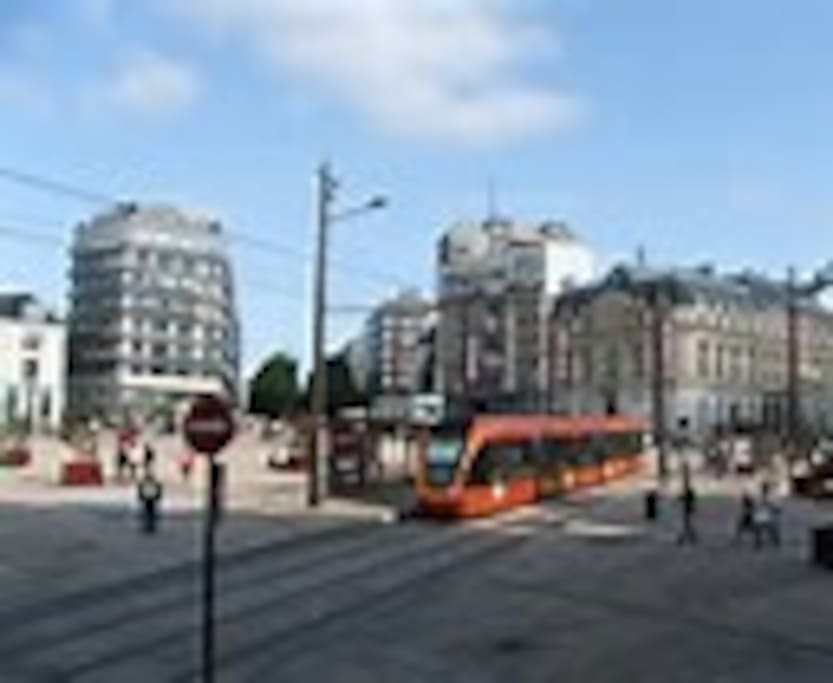 Le centre ville (Place de la République) et son tram