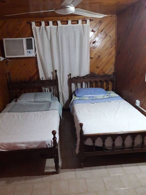 Habitación delantera con dos camas de plaza y media y AA.