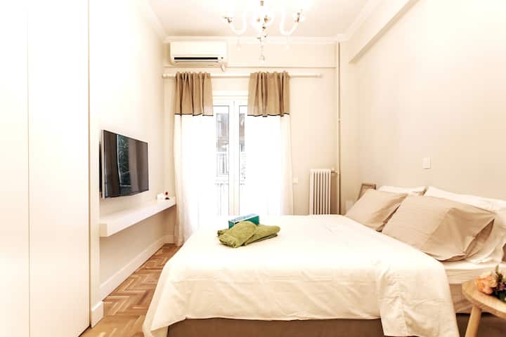 Queen ‑ ის ზომის საწოლი სმარტ-ტელევიზორით, Netflix ‑ ით და დიდი კარადით